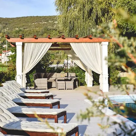 Stunning In Otok Dalmatinski Obrovac Sinjski